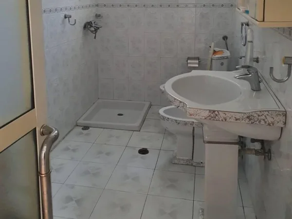 Tirane, jepet me qera apartament 1+1 Kati 1, 60 m² 400 € (Rruga e dibres)