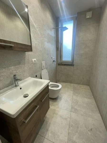 Tirane, jepet me qera zyre Kati 1, 68 m² 700 € (Stadiumi Dinamo)