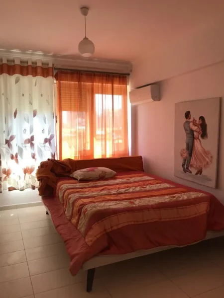 Tirane, jepet me qera apartament 2+1+Ballkon Kati 5, 85 m² 600 € (Rruga Muhamed Gjollesha)