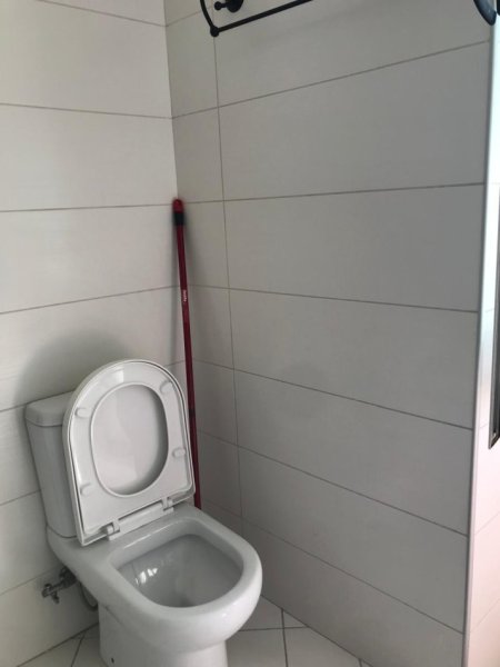 Tirane, jepet me qera apartament 2+1+Ballkon Kati 5, 85 m² 600 € (Rruga Muhamed Gjollesha)