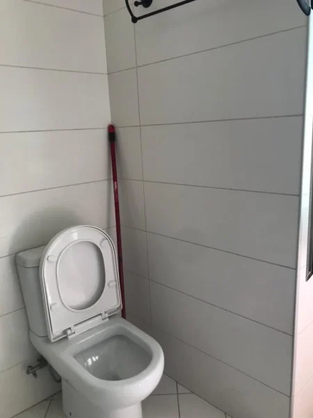 Tirane, jepet me qera apartament 2+1+Ballkon Kati 5, 85 m² 600 € (Rruga Muhamed Gjollesha)