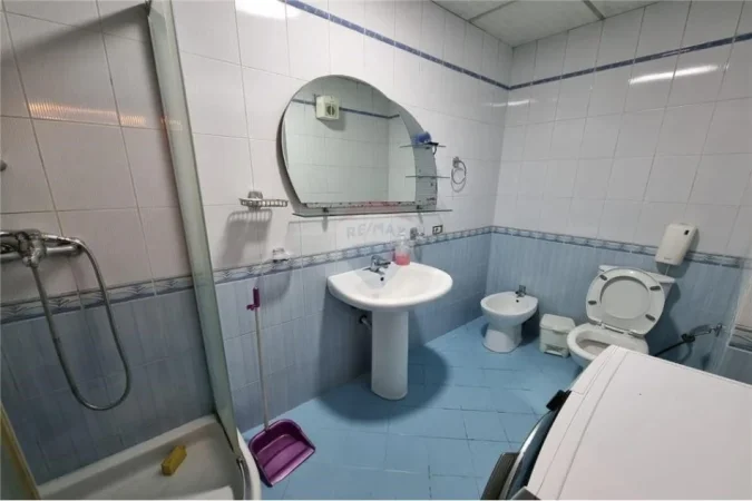 Tirane, jepet me qera apartament 3+1 Kati 5, 117 m² 750 € (APARTAMENT 3+1+2 PER QIRA TEK 21 DHJETORI!)
