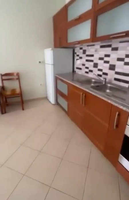 Tirane, jepet me qera apartament 1+1 Kati 5, 70 m² 600 € (Komuna e Parisit)