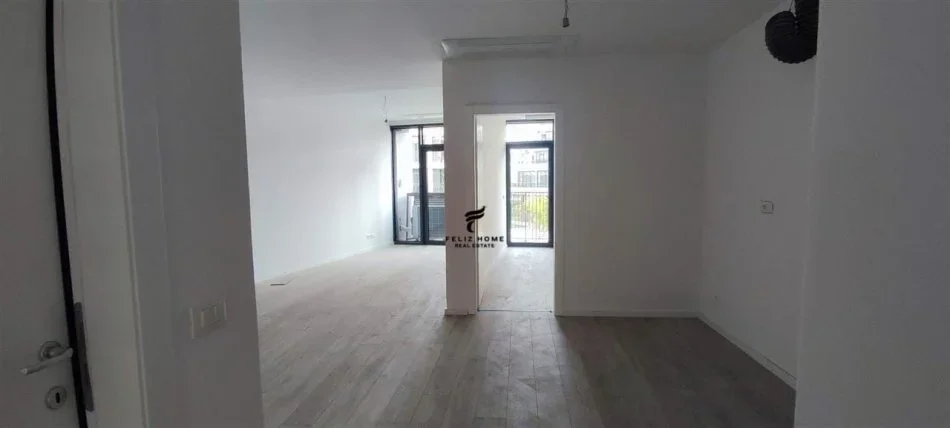 Tirane, jepet me qera zyre Kati 1, 102 m² 1.300 € (LIQENI ARTIFICIAL)