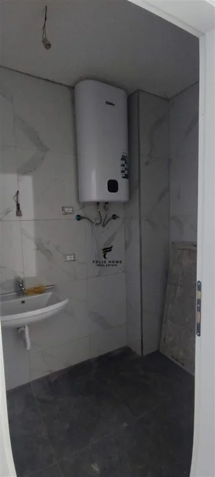 Tirane, jepet me qera zyre Kati 1, 102 m² 1.300 € (LIQENI ARTIFICIAL)