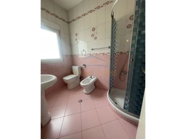Tirane, jepet me qera 2+1 Kati 2, 180 m² 650 € 