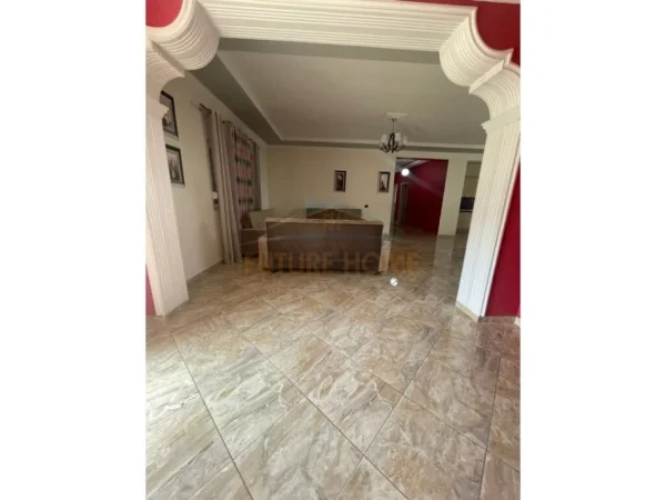 Tirane, jepet me qera 2+1 Kati 2, 180 m² 650 € 