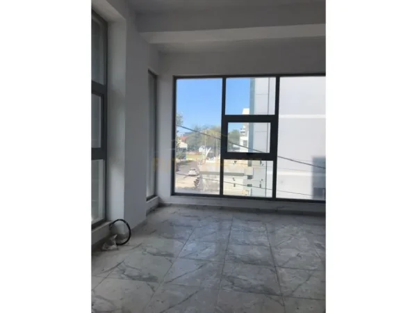 Tirane, jepet me qera ambjent biznesi Kati 2, 131 m² 800 € (Rrethrrotullimi i Ullirit Kamez)