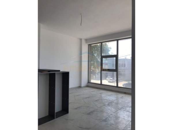 Tirane, jepet me qera ambjent biznesi Kati 2, 131 m² 800 € (Rrethrrotullimi i Ullirit Kamez)