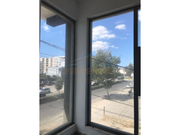 Tirane, jepet me qera ambjent biznesi Kati 2, 131 m² 800 € (Rrethrrotullimi i Ullirit Kamez)