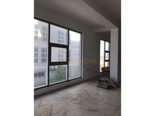 Tirane, jepet me qera ambjent biznesi Kati 2, 131 m² 800 € (Rrethrrotullimi i Ullirit Kamez)