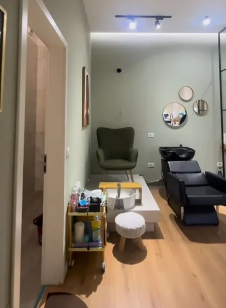 Tirane, jepet me qera ambjent biznesi Kati 0, 75 m² 700 € (Ish Parku)