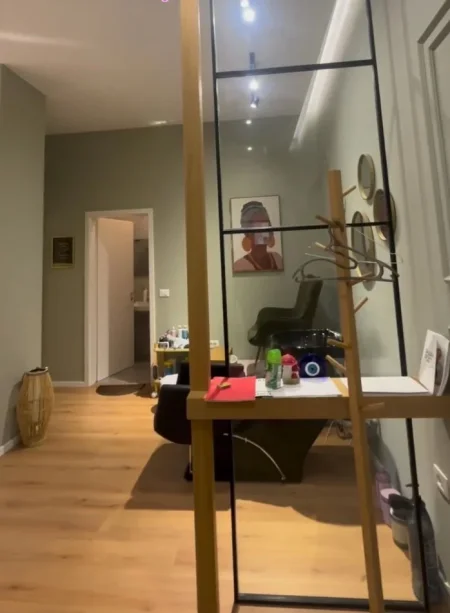 Tirane, jepet me qera ambjent biznesi Kati 0, 75 m² 700 € (Ish Parku)