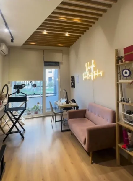 Tirane, jepet me qera ambjent biznesi Kati 0, 75 m² 700 € (Ish Parku)