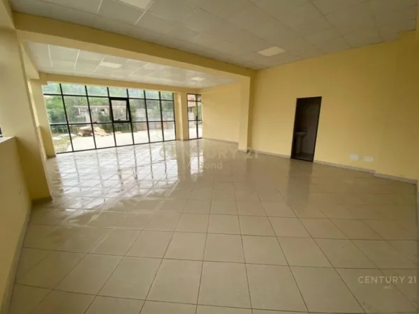 𝐓𝐢𝐫𝐚𝐧𝐞, 𝐬𝐡𝐢𝐭𝐞𝐭 𝐦𝐚𝐠𝐚𝐳𝐢𝐧𝐞 , 𝟒.𝟖𝟏𝟎 𝐦² 𝟐.𝟕𝟎𝟎.𝟎𝟎𝟎 € (𝐀𝐮𝐭𝐨𝐬𝐭𝐫𝐚𝐝𝐚 𝐓𝐢𝐫𝐚𝐧𝐞-𝐄𝐥𝐛𝐚𝐬𝐚𝐧, 𝐌𝐮𝐥𝐥𝐞𝐭)