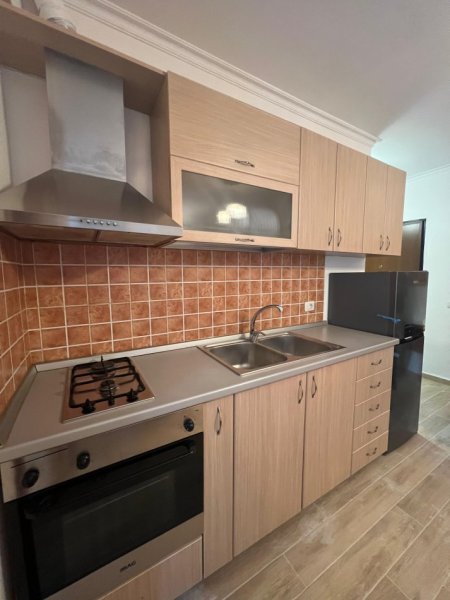 Durres, jepet me qera apartament 1+1+Ballkon Kati 2, 55 m² 400 € (Shkembi Kavajes)