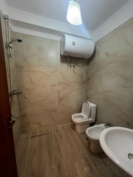 Durres, jepet me qera apartament 1+1+Ballkon Kati 2, 55 m² 400 € (Shkembi Kavajes)
