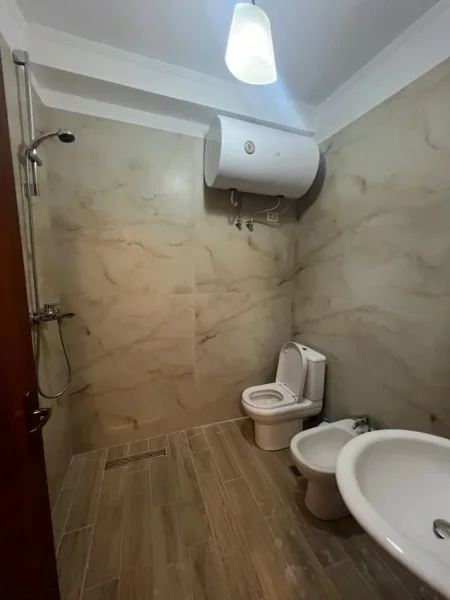 Durres, jepet me qera apartament 1+1+Ballkon Kati 2, 55 m² 400 € (Shkembi Kavajes)