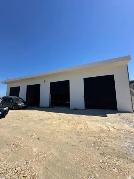 Durres, jepet me qera ambjent biznesi Kati 0, 360 m² 1.000 € (Ishe Kenete)