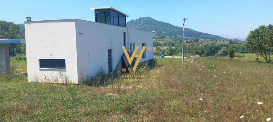 Tirane, shitet toke , 2.360 m² 230.000 € (PEZE)