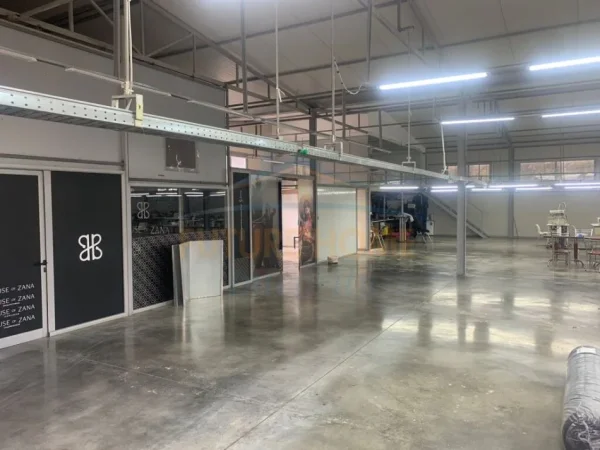 Tirane, jepet me qera ambjent biznesi Kati 0, 1.000 m² 3.000 € (MISTO MAME)