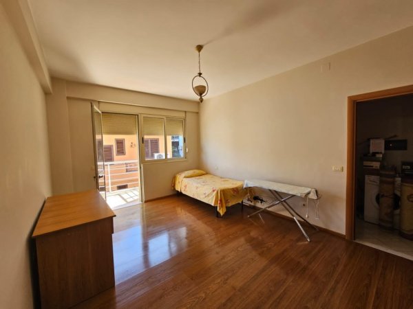 Tirane, jepet me qera apartament 2+1+Ballkon Kati 4, 80 m² 500 € (KOPSHTI ZOOLOGJIK)