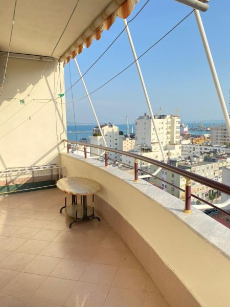 Durres, jepet me qera apartament 2+1+Ballkon Kati 12, 100 m² 400 € (Te Poliklinika)