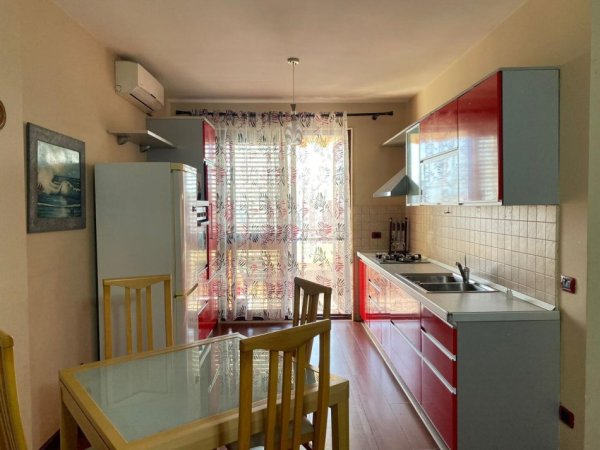 Durres, jepet me qera apartament 2+1+Ballkon Kati 12, 100 m² 400 € (Te Poliklinika)