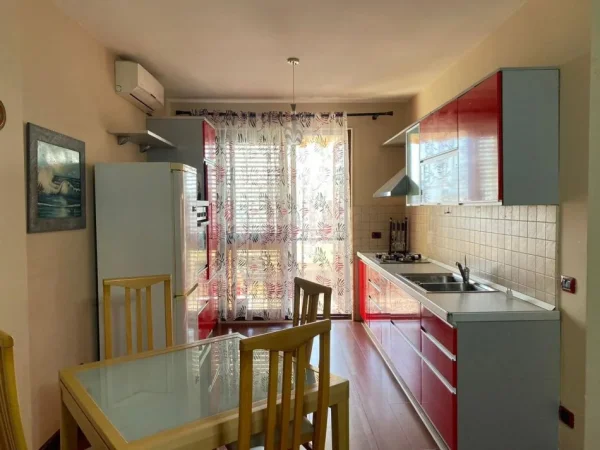 Durres, jepet me qera apartament 2+1+Ballkon Kati 12, 100 m² 400 € (Te Poliklinika)
