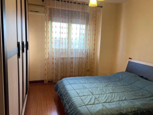 Durres, jepet me qera apartament 2+1+Ballkon Kati 12, 100 m² 400 € (Te Poliklinika)