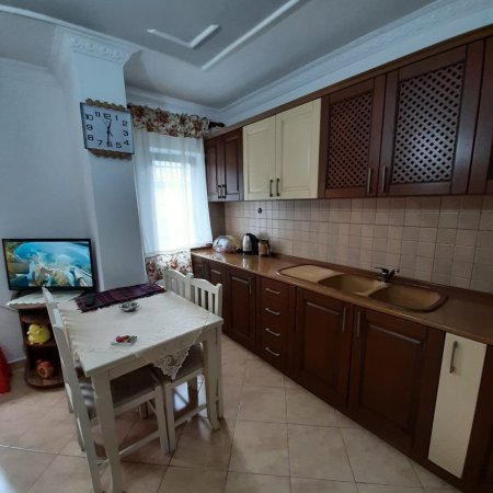 Tirane, jepet me qera apartament 1+1+Ballkon Kati 1, 80 m² 500 € (BRRYLI)