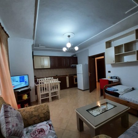 Tirane, jepet me qera apartament 1+1+Ballkon Kati 1, 80 m² 500 € (BRRYLI)