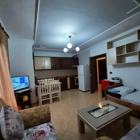Tirane, jepet me qera apartament 1+1+Ballkon Kati 1, 80 m² 500 € (BRRYLI)