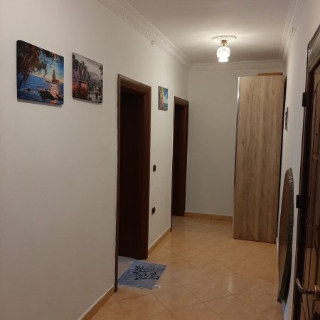Tirane, jepet me qera apartament 1+1+Ballkon Kati 1, 80 m² 500 € (BRRYLI)