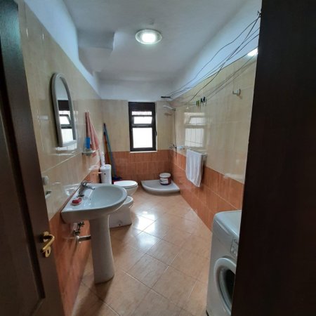 Tirane, jepet me qera apartament 1+1+Ballkon Kati 1, 80 m² 500 € (BRRYLI)