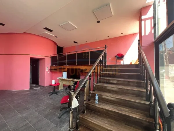 Tirane, jepet me qera ambjent biznesi Kati 0, 150 m² 1.500 € (PARKU OLIMPIK TIRANE LIQENI ARTIFICIAL)