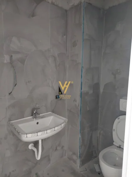 Tirane, jepet me qera zyre Kati 1, 53 m² 1.000 € (LAKE VIEW)