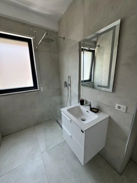 Tirane, jepet me qera apartament 2+1+Ballkon Kati 5, 120 m² 1.200 € (RRUGA E DURRESIT)