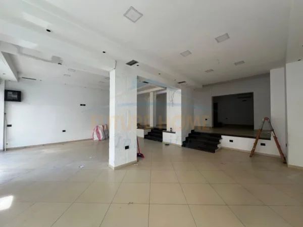 Tirane, jepet me qera ambjent biznesi Kati 0, 140 m² 950 € (SHKOLLA E BALETIT)