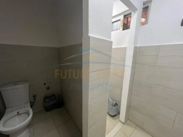 Tirane, jepet me qera ambjent biznesi Kati 0, 140 m² 950 € (SHKOLLA E BALETIT)