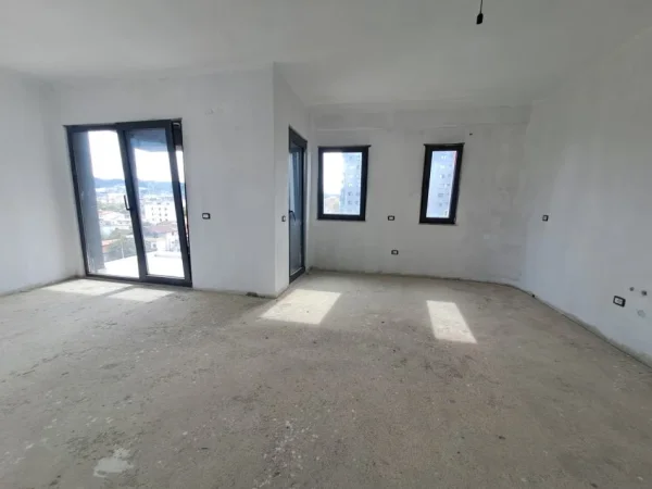 Tirane, shes 2+1+Ballkon Kati 3, 112 m² 170.000 €