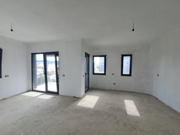 Tirane, shes 2+1+Ballkon Kati 3, 112 m² 170.000 €