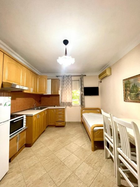 Tirane, jepet me qera garsonier 1+1 , 35 m² 300 € (Vasil Shanto)