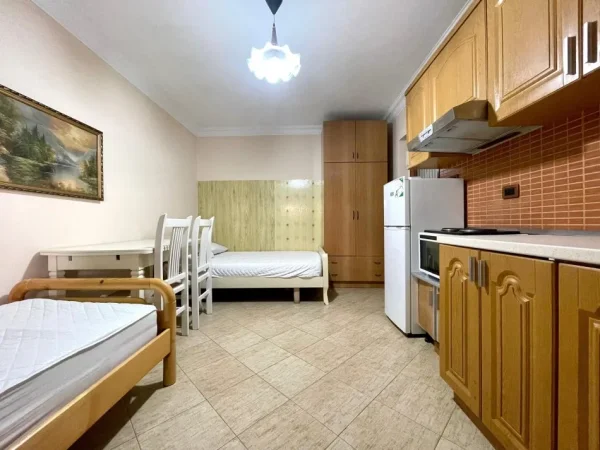 Tirane, jepet me qera garsonier 1+1 , 35 m² 300 € (Vasil Shanto)