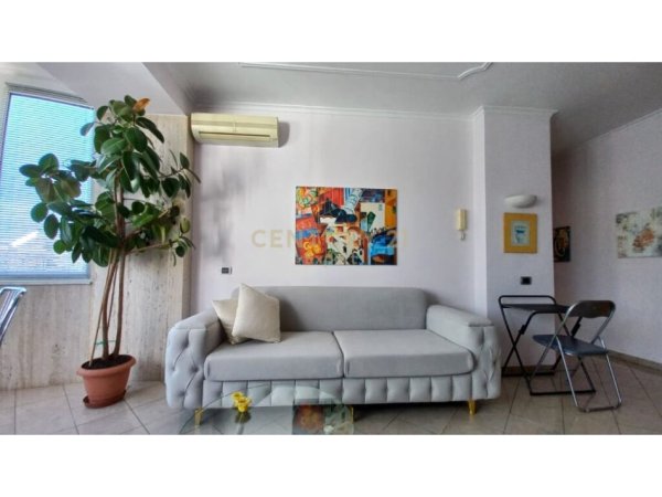 Tirane, jepet me qera apartament 1+1+Ballkon Kati 4, 65 m² 600 € (bllok)