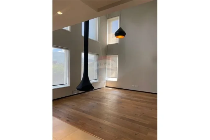 Tirane, jepet me qera 5+1+Aneks+Ballkon Kati 0, 900 m² 4.000 € (Mju Bathore)