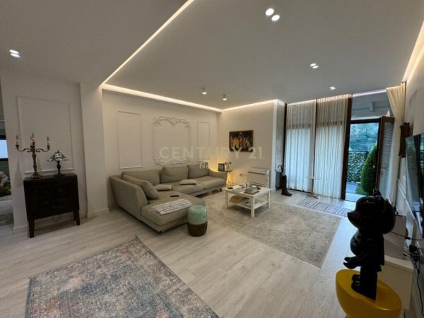 Tirane, jap me qera apartament 2+1 , 179 m² 1.300 € (Radison Hotel, Liqeni i Thatë)