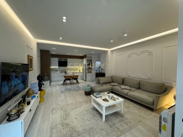 Tirane, jap me qera apartament 2+1 , 179 m² 1.300 € (Radison Hotel, Liqeni i Thatë)