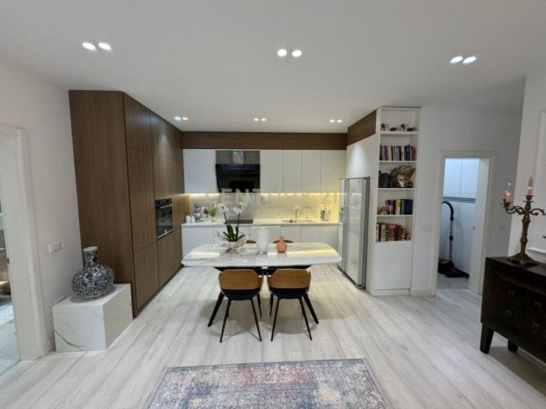 Tirane, jap me qera apartament 2+1 , 179 m² 1.300 € (Radison Hotel, Liqeni i Thatë)