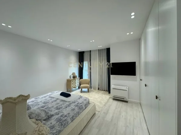 Tirane, jap me qera apartament 2+1 , 179 m² 1.300 € (Radison Hotel, Liqeni i Thatë)